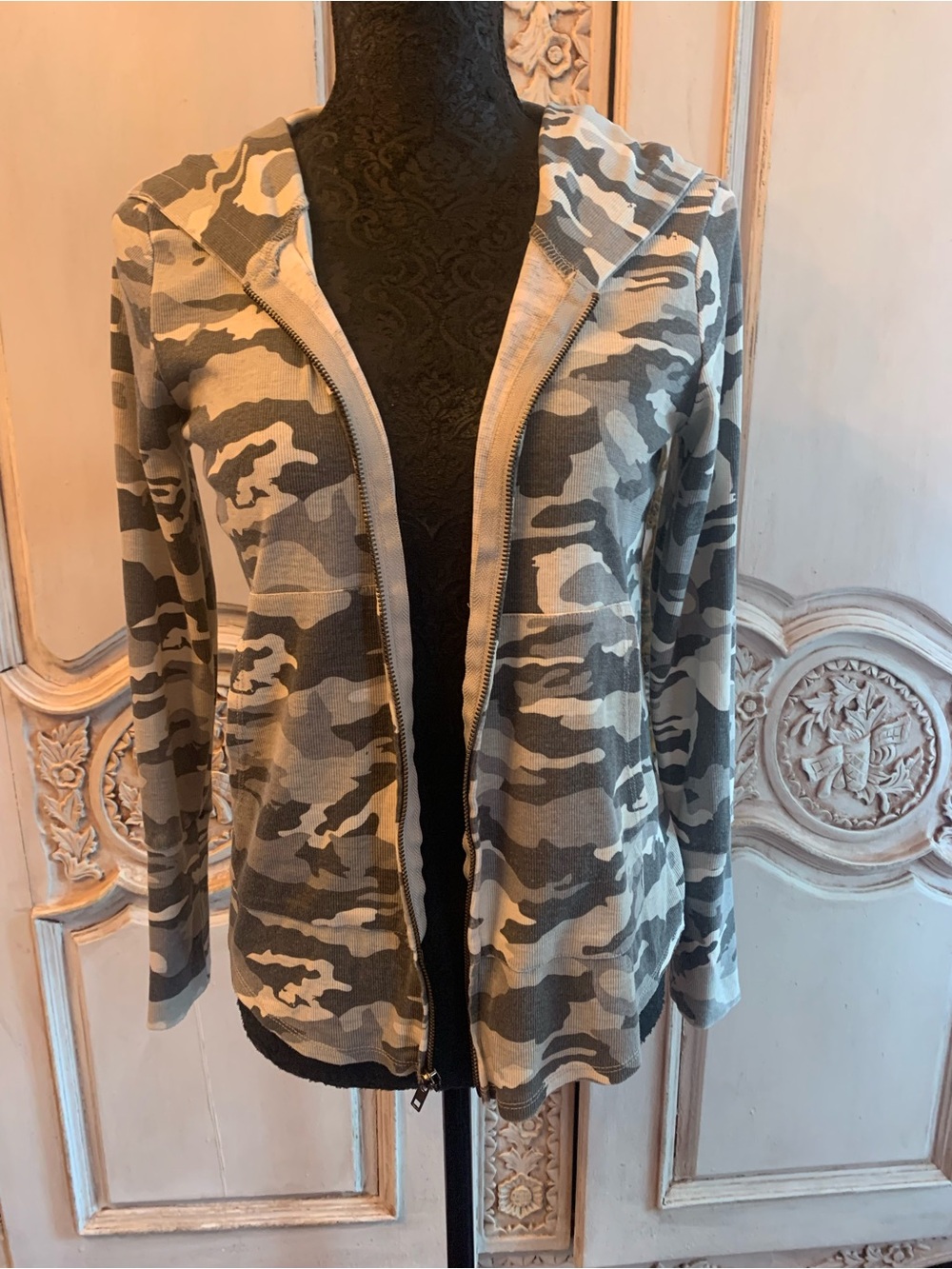 Chaser Women's Gray Camouflage Zip Hoodie Jacket
A1